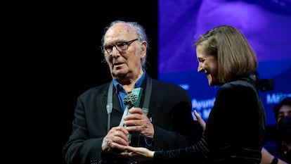 Carlos Saura recibe la Biznaga de Honor de manos de la directora Carla Simón, durante la gala de la XXV edición del Festival de Cine de Málaga, celebrada en marzo de 2022.