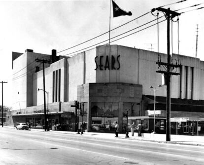 La cadena estadounidense de grandes almacenes Sears Holdings se declara en bancarrota tras más de siete años de pérdidas continuadas que han superado los 11.000 millones de dólares (unos 9.500 millones de euros), según hizo público en un comunicado. En la imagen, Edificio de Sears en una calle de Houston (EE UU), el 1 de marzo de 1959.