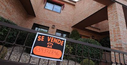 Cartel de "Se vende" en una vivienda.