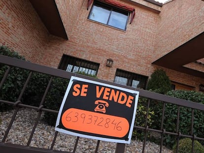 Cartel de "Se vende" en una vivienda.