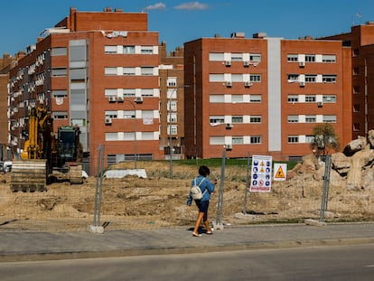 La parcela donde se construirá el cantón auxiliar de Vicálvaro, en la calle de Abad Juan Catalán.