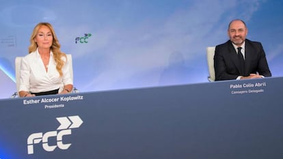 La presidenta de FCC, Esther Alcocer, junto al consejero delegado, Pablo Colio, durante la junta de accionistas del grupo.