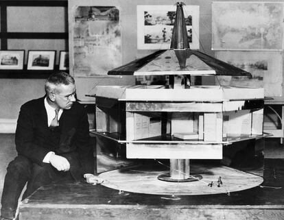 Buckmister Fuller, en 1930, junto a la maqueta de una versión suspendida de la Dymaxion House. |