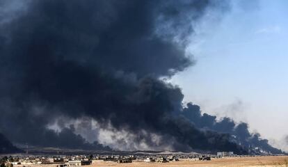 Fumaça gerada por incêndio de um poço petroleiro próximo a Mossul.