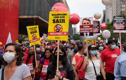 Manifestantes piden que Bolsonaro sea procesado por su manejo de la pandemia durante una protesta en Sao Paulo el 2 de octubre.