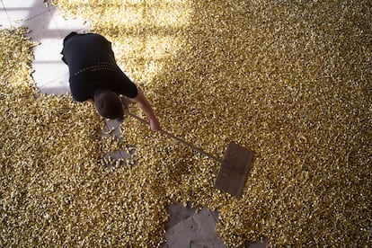 Preparation of the work 'Untitled,' by Felix González-Torres, for an exhibition in Dresden, Germany, in 2018.