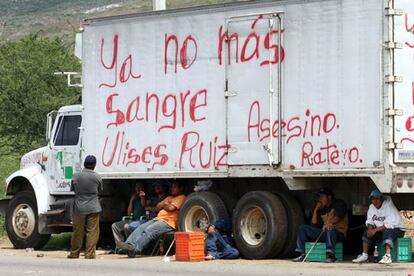 No hay duda de que el gobernador Ulises Ruiz está decidido a seguir en el poder, a pesar de que son numerosas las opiniones que consideran que su retirada facilitaría las cosas Oaxaca. "Fundamentalmente pide mi salida la APPO, que es una organización muy minoritaria y que no tiene la representación estatal", replica. "Los maestros son 70.000 oaxaqueños, de un total de 3,6 millones. A mí me eligieron a través de las urnas. A gritos y sombrerazos no se puede deponer a un gobernante".