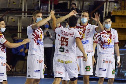 Los jugadores del Ademar celebran la victoria ante el Sinfín este sábado en el Palacio Municipal de Deportes de León.