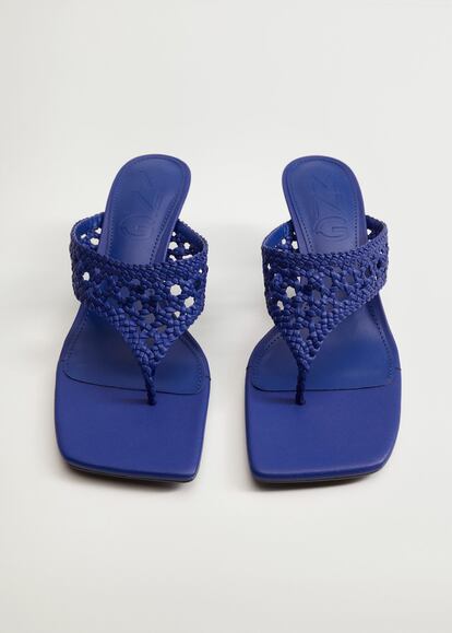 Estas sandalias de Mango en azul añil recogen otra de las tendencias estrella de cada primavera-verano desde hace un par de temporadas: la piel trenzada. 39,99 euros.