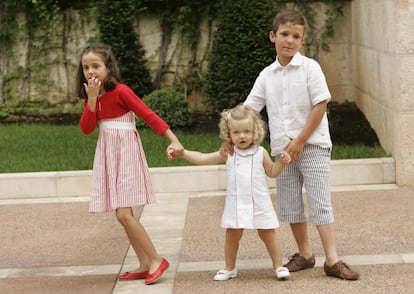Victoria Federica junto a su hermano y su prima, la princesa Leonor, antes del citado posado en Palma de 2007.