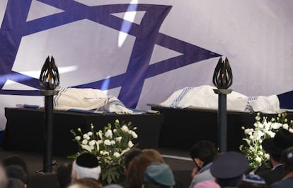 Los cuerpos de dos de las víctimas, en el cementerio de Jerusalén.