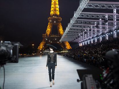 Saint Laurent ilumina la Torre Eiffel en homenaje a Pierre Bergé