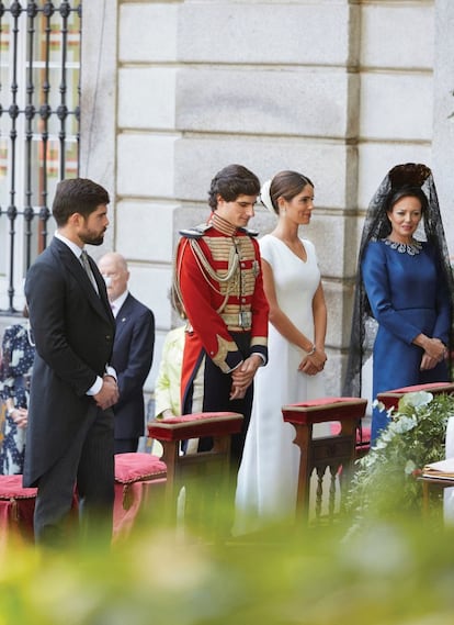 Los novios Fernando Fitz-James Stuart y Solís y Sofía Palazuelo, con sus padrinos, Matilde Solís y Fernando Palazuelo, madre del novio y hermano mayor de la novia.