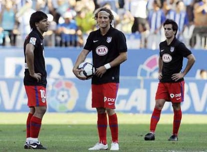 Agüero, Forlán y Jurado, tras el tercer gol del Málaga.