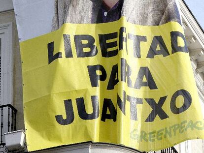 Protesta de Greenpeace, ayer en la Puerta del Sol de Madrid.