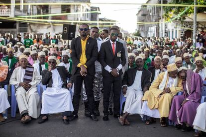 Los miembros del equipo de seguridad permanecen de pie durante una reunión de Campaña Presidencial del Partido Comorista Juwa en Mitsamiouli, a las afueras de Moroni.