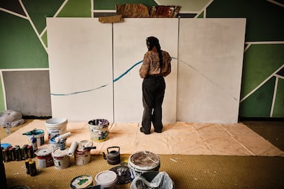 Dieynabá Sidibé (conocida como Zeinixx) pinta un mural en el centro social Africulturban. Se define a sí misma como la primera grafitera de Senegal y dice que, mientras pinta se evade escuchando música. También participa en los recitales de poesía de Poetry Slam organizados en su ciudad.