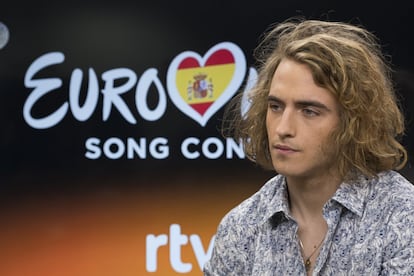 <p>Manel Navarro se convirtió en el representante español de Eurovisión en 2017 en una gala rodeada de polémica. ¿Los motivos? El cantante y su tema 'Do it for your lover' quedaron tercero en votos del público, pero primero en el jurado del programa. Estaba empatado con otra candidata (la favorita Mirela), pero el jurado decidió que el ganador era él entre gritos de tongo. Durante su discurso de victoria y agradecimiento, los gritos no acabaron. El joven cantante catalán terminó haciendo un extraño gesto con los brazos hacia el público que se interpretó como un corte de manga, algo que más tarde él admitió y de lo que se arrepintió: "No lo debería haber hecho". <a href="https://twitter.com/sugarbabyoh/status/830556228044595200" target="">Puede ver el momento aquí</a>. </p>