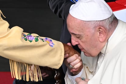 Al llegar a Edmonton, Alberta, y antes de trasladarse a la reunión en Maskwacis, el Papa besa la mano de Alma Desjarlais, del pueblo originario del Lago Frog, a modo de saludo.