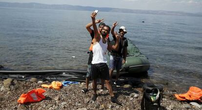 Refugiados sirios posan para un 'selfie' tras llegar a la isla de Lesbos.