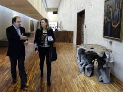 El presidente de la Junta de Castilla y León, Juan Vicente Herrera, conversa con la consejera de Hacienda, Pilar del Olmo, en los pasillos de las Cortes en el segundo día del pleno sobre la Ley de Presupuestos Generales de la Comunidad. EFE/Archivo