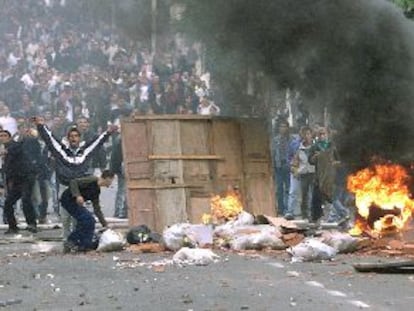 Cientos de argelinos tomaron las calles de Tizi-Uzu (Cabilia) en protesta por la muerte de un joven.