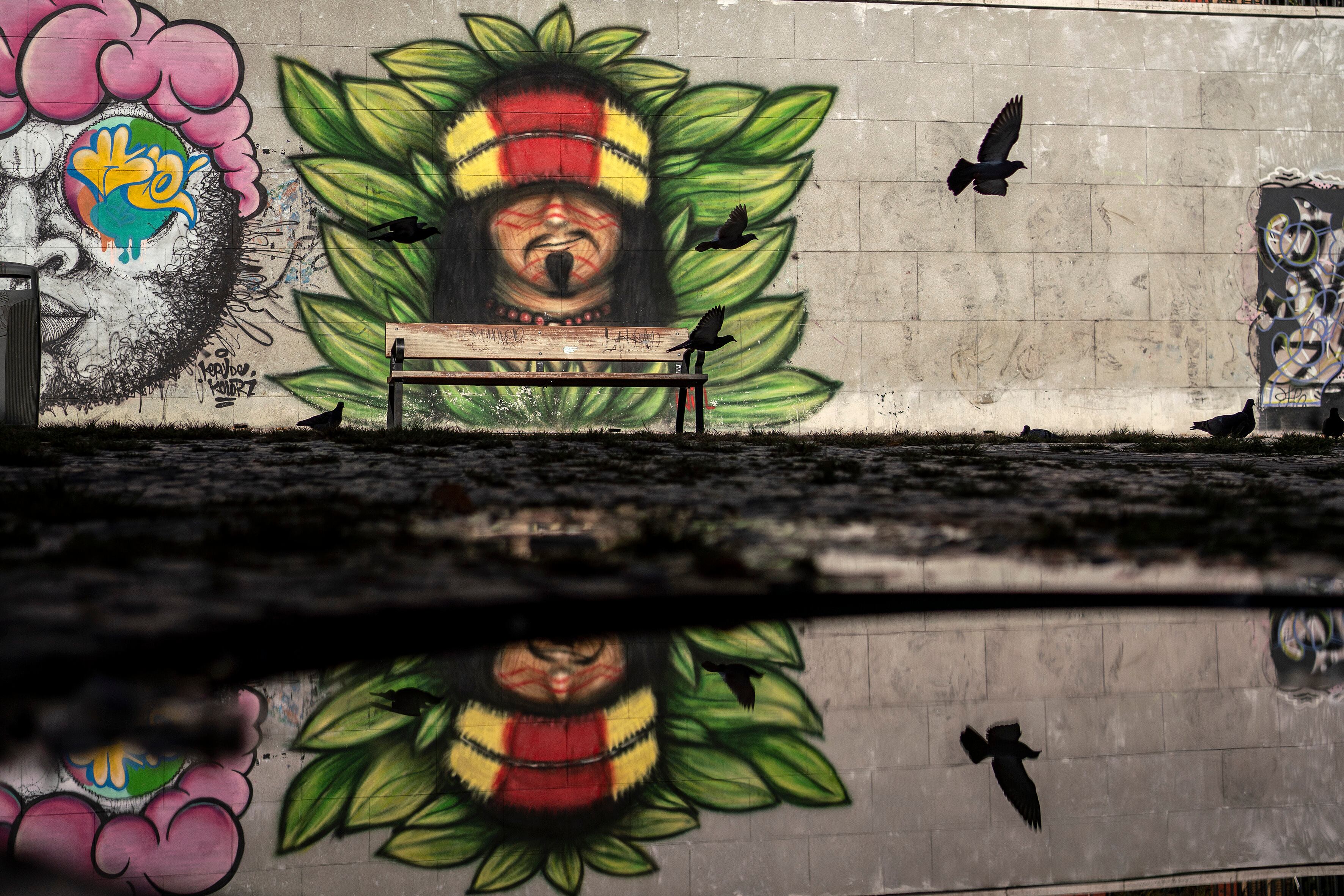 Grafitis en la calle del Mesón de Paredes en el barrio de Lavapiés de Madrid.