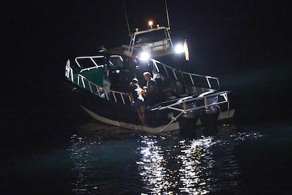 Un migrantes es rescatado por una patrullera de la Guardia Civil tras intentar llegar a nado a la ciudad autónoma.