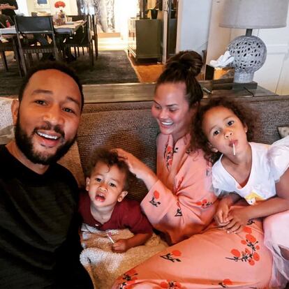 La modelo Chrissy Teigen, que tiene una cuenta de Instagram muy recomendable y divertida, se marca un posado mañanero junto a su marido, John Legend, y sus hijos Luna y Miles.