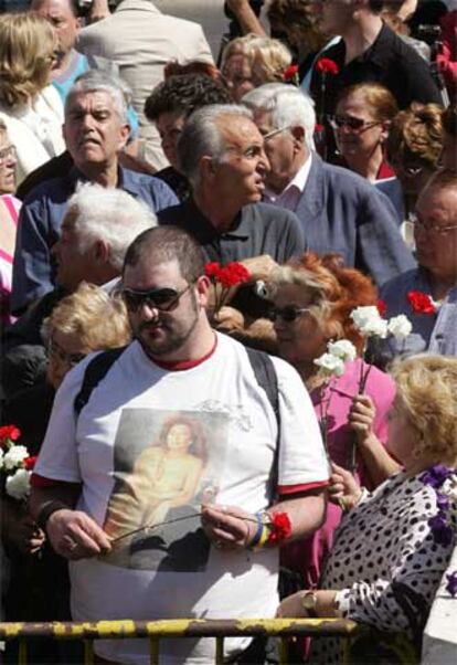 Admiradores de Rocío Jurado esperan la apertura de la capilla ardiente en el Centro Cultural de la Villa de Madrid. Mariano López García (con gafas oscuras) fue el primero que accedió al interior.