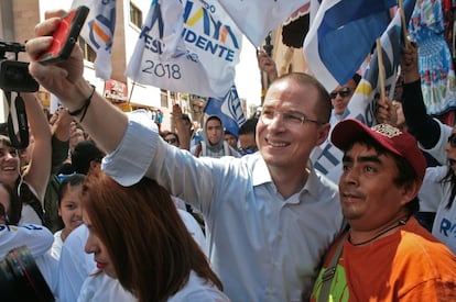 Ricardo Anaya candidato presidencial de la coalición México al frente se toma una fotografía con un asistente al mitin de Lagos de Moreno, Jalisco.