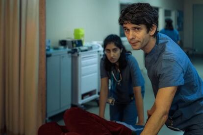 Ben Whishaw y Ambika Mod en un fotograma de 'Esto te va a doler'.