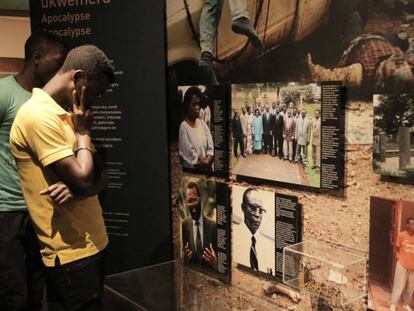  En la imagen, unos visitantes leen la historia de esta masacre en el memorial dedicado a las víctimas del genocidio en Ruanda de 1994.