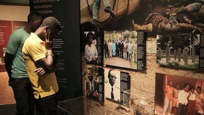 En la imagen, unos visitantes leen la historia de esta masacre en el memorial dedicado a las víctimas del genocidio en Ruanda de 1994.