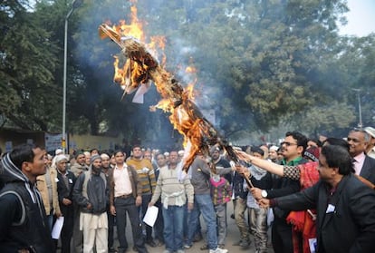 Manifestantes protestan este lunes por la violación y asesinato de una estudiante en Nueva Delhi.