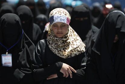 Varias mujeres rezan durante una protesta en la Universidad de Saná contra el presidente Saleh.