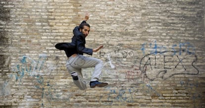 El bailaor Israel Galv&aacute;n, fotografiado en el barrio de La Macarena de Sevilla.