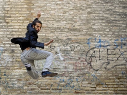 El bailaor Israel Galv&aacute;n, fotografiado en el barrio de La Macarena de Sevilla.