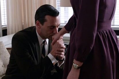 Pocas veces verás a Don Draper suplicando. Es lo que hace, casi sin palabras, solo con un gesto, cuando Peggy, su pupila, le dice que se marcha a otro lugar en el que se sienta valorada. En ese capítulo, 'The Other Woman' (otro de los grandes episodios de la serie), Don se siente decepcionado por dos de las mujeres que son su ancla. Para Peggy será una forma de reivindicar su lugar en el mundo y no cede ni ante el mismísimo Don Draper.