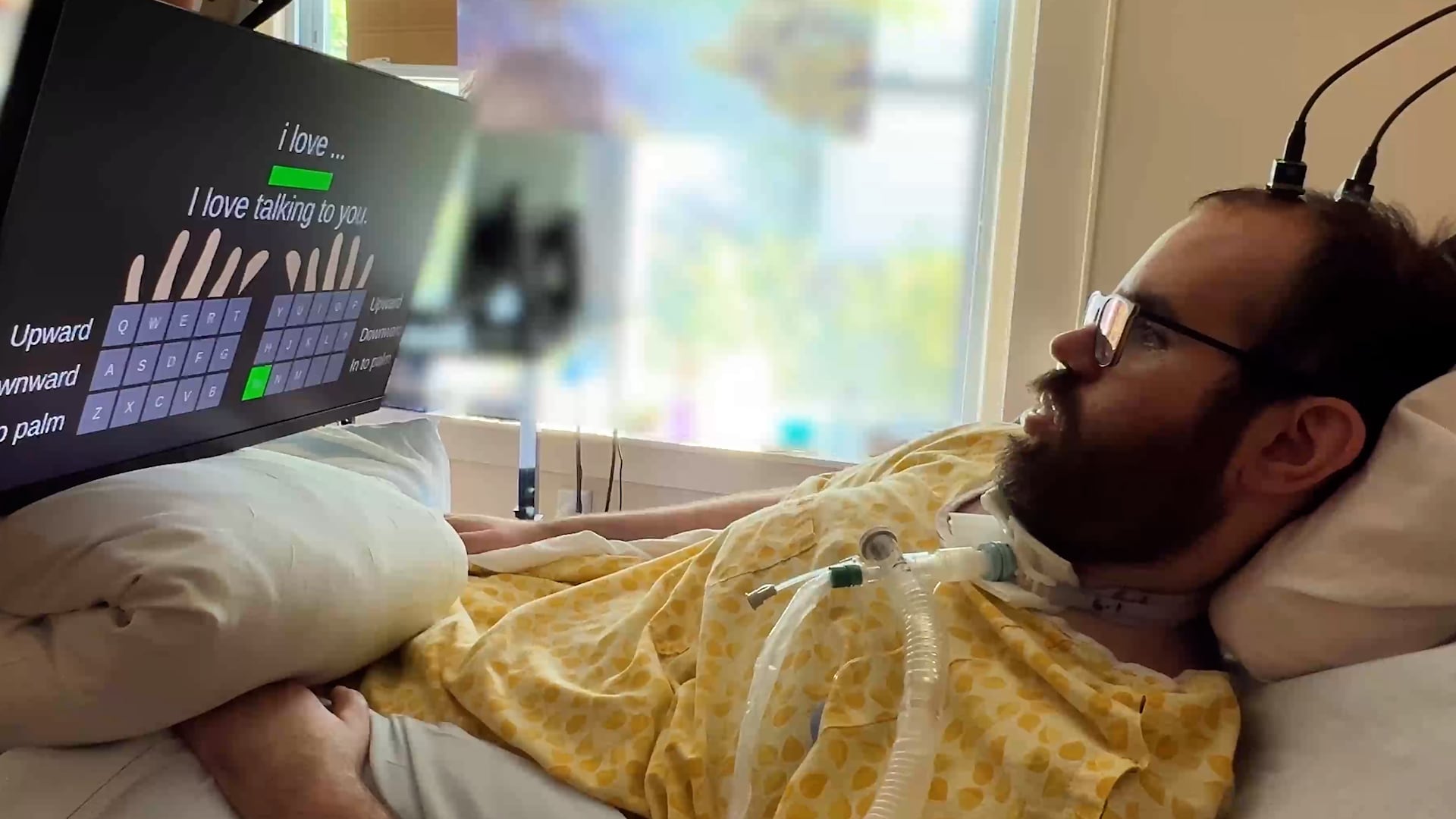 Beyinle bağlantılı elektrotlar, iki felçli kişinin zihinleriyle yazı yazmasını sağlıyor.