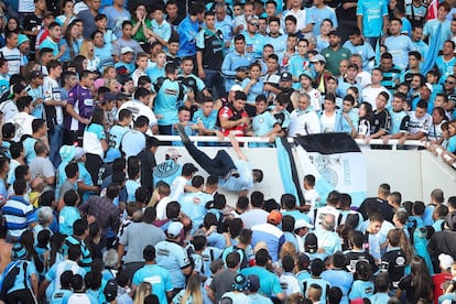 El aficionado Belgrano Emanuel Balbo (c) cayendo del estadio Mario Kempes después de ser empujado por otros seguidores del mismo equipo mientras trataba de escapar por las agresiones durante el medio tiempo del partido de la primera división argentina entre Belgrano y Talleres, en Córdoba (Argentina). Balbo sufre muerte cerebral debido a la caída.