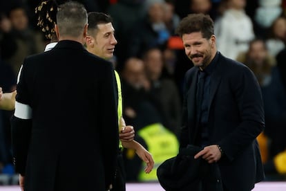 Simeone dialoga con el colegiado Soto Grande al término del partido de cuartos de final de la Copa del Rey entre el Real Madrid y el Atlético (3-1) disputado este jueves en el Santiago Bernabéu.