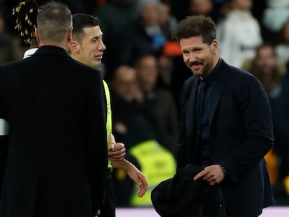 Simeone dialoga con el colegiado Soto Grande al término del partido de cuartos de final de la Copa del Rey entre el Real Madrid y el Atlético (3-1) disputado este jueves en el Santiago Bernabéu.