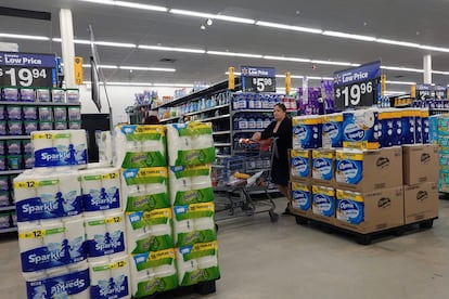 Una clienta en la tienda de Walmart en Hallandale Beach, Florida.