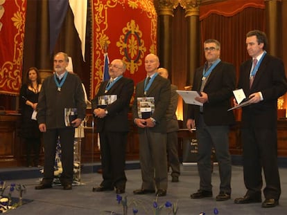 Los galardonados al mérito ciudadano de San Sebastián posaban ayer tarde con sus medallas en el salón de plenos del Ayuntamiento: de izquierda a derecha, Juan Antonio Antero, Esteban Elizondo, Fernando Imaz, Fernando Díez y Eliseo Argandoña.
