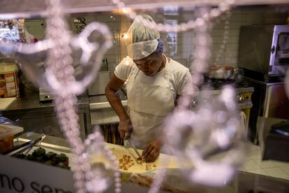 Vivian, de 23 años y natural del Estado del Delta, en Nigeria, en la cocina del bar Carducci, en Asti (norte de Italia), donde realiza una formación en prácticas. Vivian lleva tres años en Italia. Al igual que ella, otras chicas rescatadas de la calle han obtenido la condición de solicitantes de asilo y quedado incluidas en el proyecto SPRAR (Sistema para la Protección de los Solicitantes de Asilo y los Refugiados).