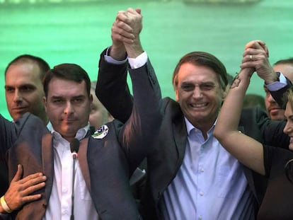 Bolsonaro entre seus filhos e apoiadores, neste domingo.