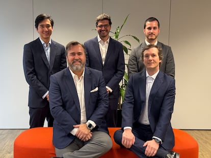 Sentados: Fernando García y Carlos Cortezo. De pie: Eliwin Lu, Marcos Arce y David Sotil.
