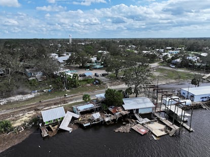 El ciclón causó inundaciones catastróficas en la costa del Golfo de Florida y sus intensos vientos arrancaron árboles, postes eléctricos y tejados, dejando tras de sí escenas de destrucción y desesperación.