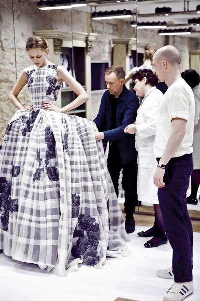 Gayten ultima, junto al equipo de costureras, los detalles del vestido que llevó sobre la pasarela la top Frida Gustavsson.